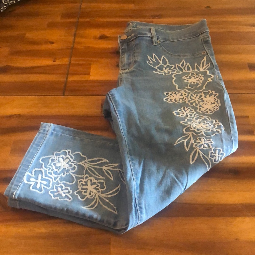 New York & Co. Soho flower stitched legging crop pants